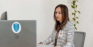 An MSN student at her computer